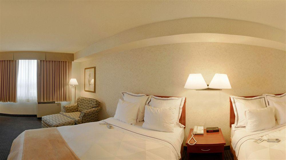 Holiday Inn Hotel & Suites London By Ihg Екстер'єр фото